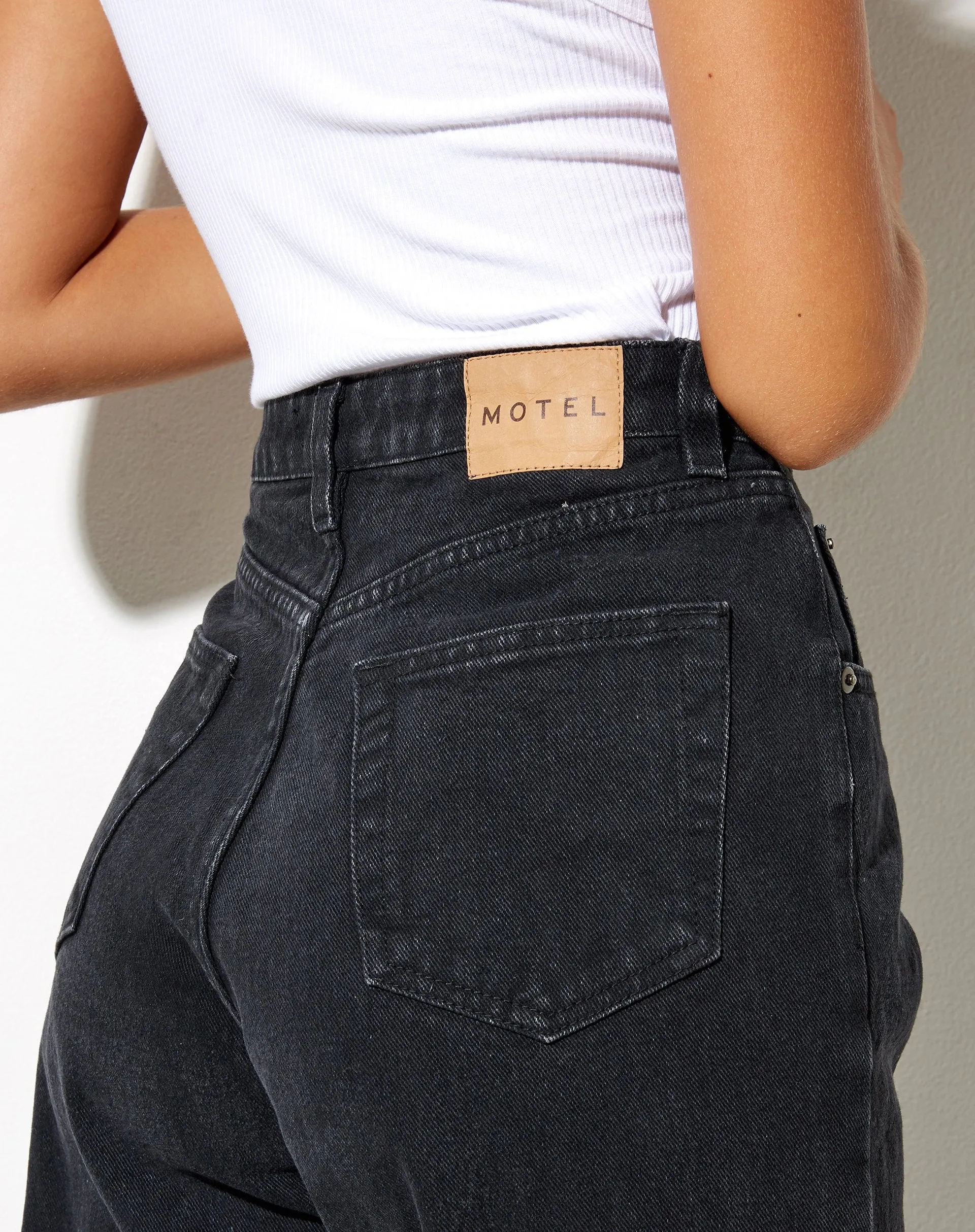 Mom Jeans in Black Wash