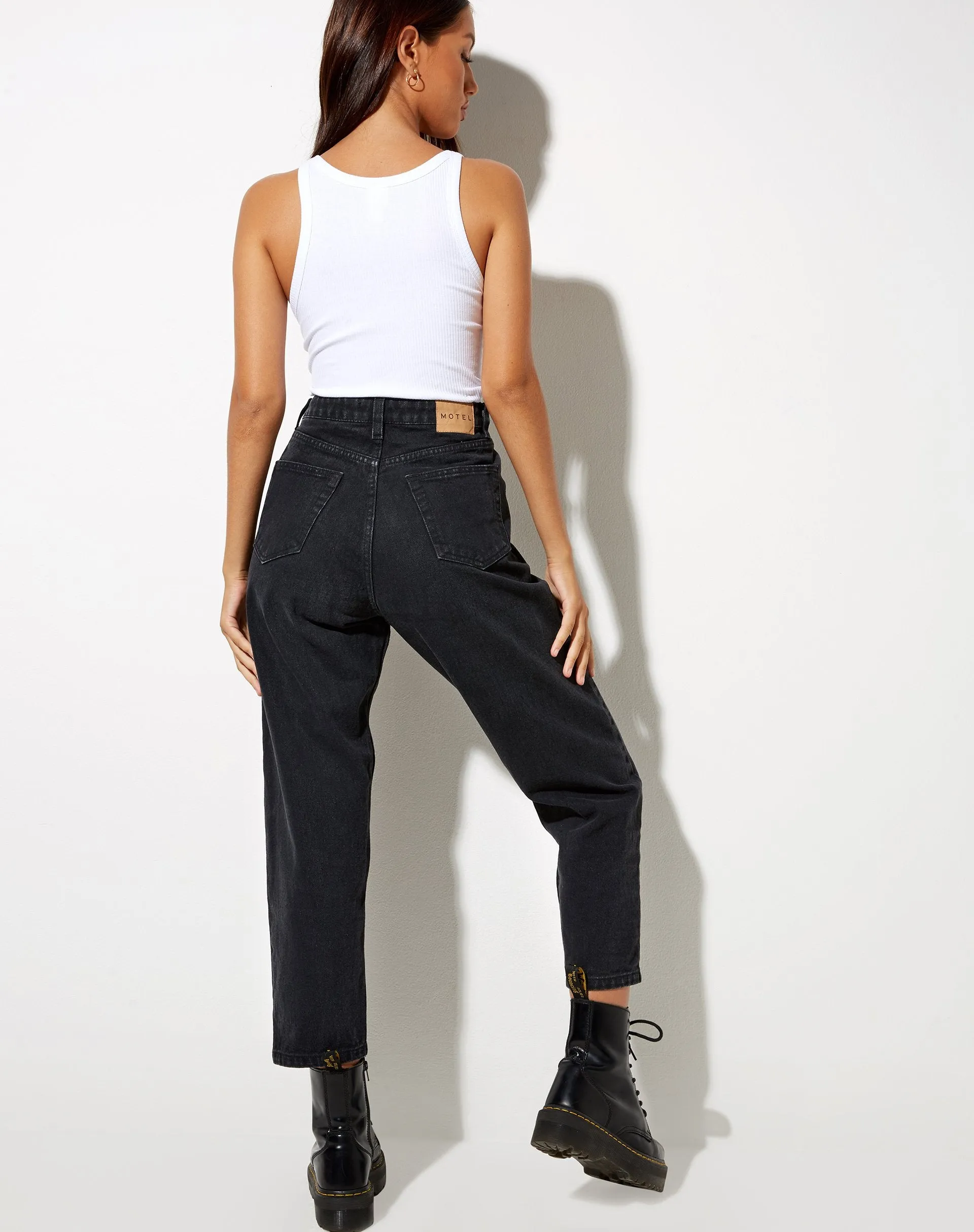 Mom Jeans in Black Wash